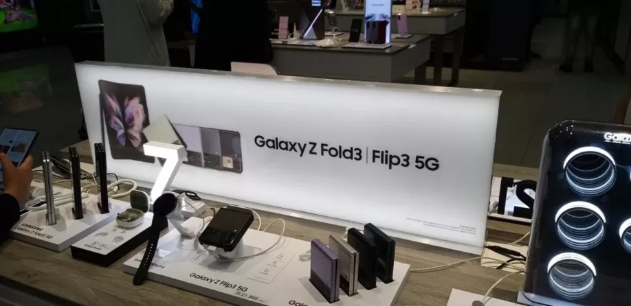security tether phone display stand for electronics retail